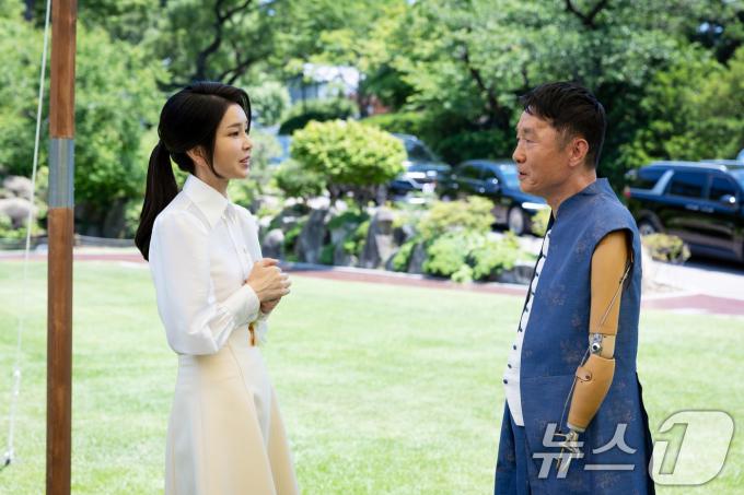 [사진] 김건희 여사, 석창우 화백과 인사
