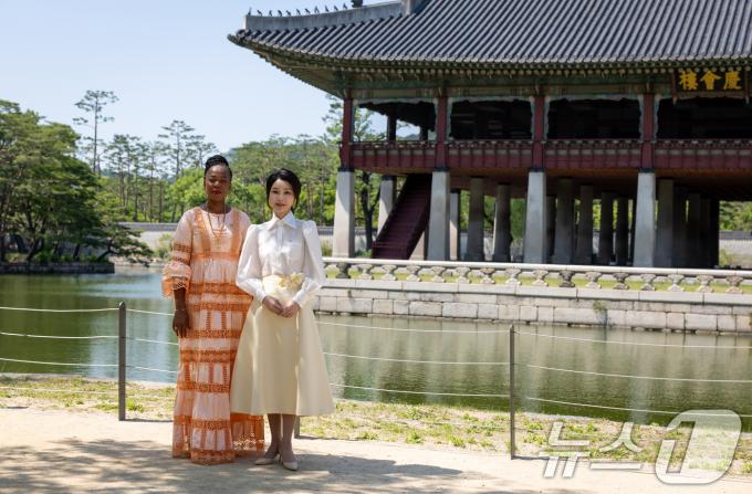 [사진] 김건희 여사, 시에라리온 정상 배우자와 함께