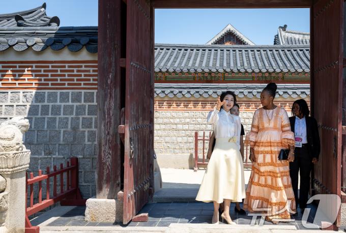[사진] 김건희 여사, 시에라리온 정상 배우자와 함께 경복궁 산책