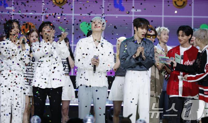 [사진] 에이티즈, 컴백하자마자 1위