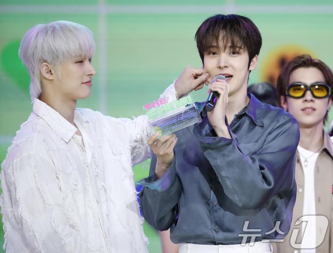 [사진] 에이티즈 민기, 윤호 볼 꼬집으며 '이게 꿈이야 생시야'