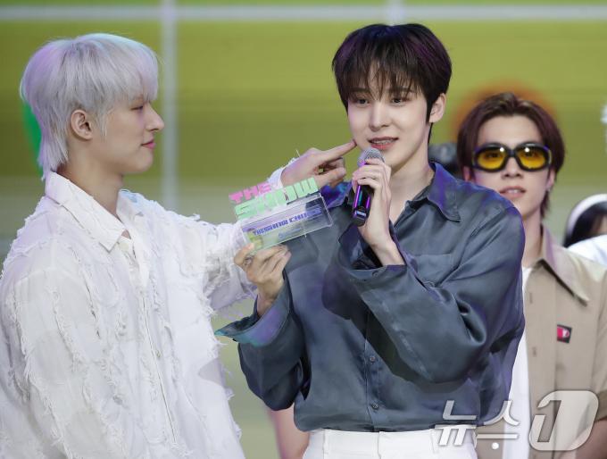 [사진] 민기, 에이티즈 귀요미는 윤호