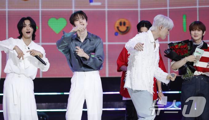 [사진] 에이티즈, 이번주 '더쇼' 1위의 주인공