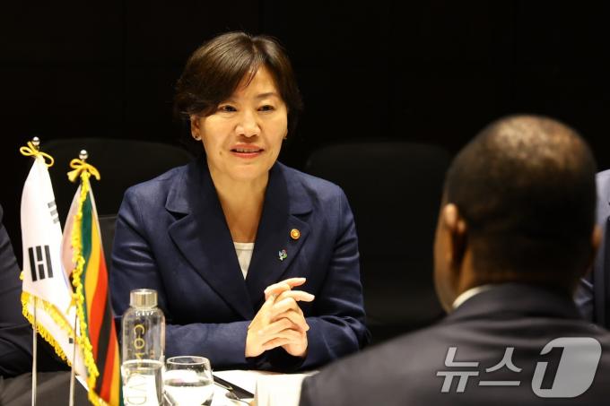 [사진] 송미령 농식품부 장관, 짐바브웨 농업장관과 양자면담