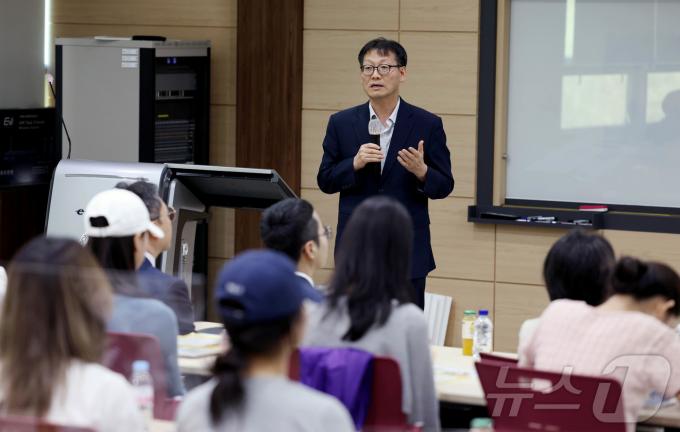 [사진] 재학생들과 간담회 갖는 이인호 차장
