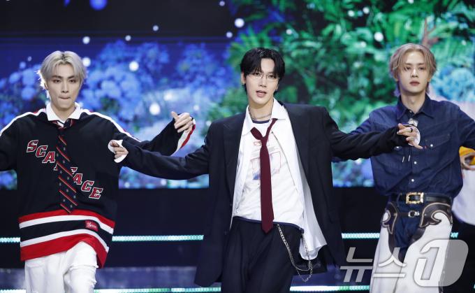 [사진] 웨이션브이 텐, 무대 위 멋쟁이