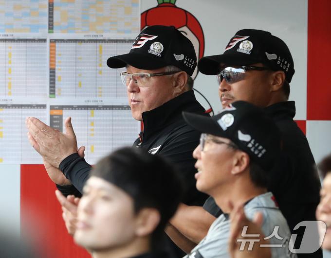김경문 한화 이글스 신임 감독이 4일 오후 경기 수원시 장안구 KT위즈파크에서 '2024 신한 SOL 뱅크 KBO리그' 한화 이글스와 KT 위즈의 경기를 지켜보고있다. 2024.6.4/뉴스1 ⓒ News1 김영운 기자