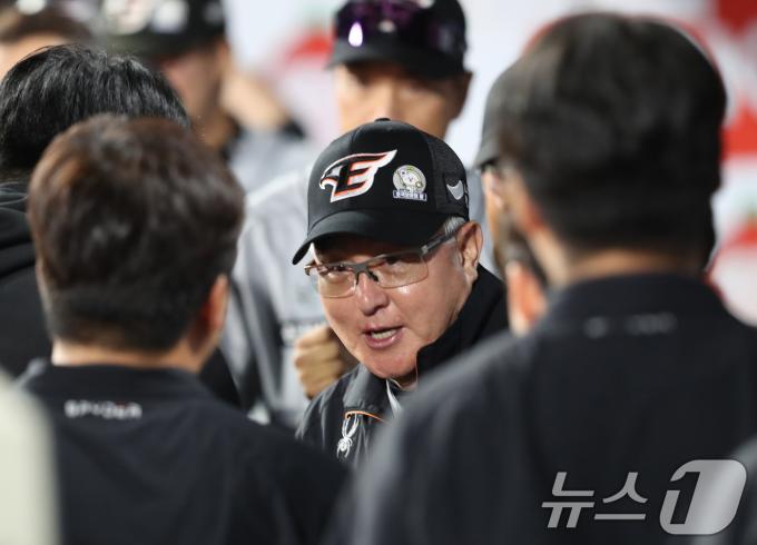 김경문 한화 이글스 신임 감독이 4일 오후 경기 수원시 장안구 KT위즈파크에서 열린 '2024 신한 SOL 뱅크 KBO리그' 한화 이글스와 KT 위즈의 경기 종료 후 선수들을 격려하고 있다. 이날 경기는 8대2로 한화 이글스의 승리로 끝났다. 2024.6.4/뉴스1 ⓒ News1 김영운 기자