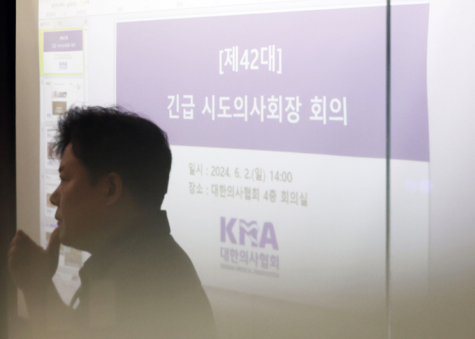 정부가 복귀한 전공의에게 행정처분을 하지 않겠다고 밝혔다. 의협은 정부를 믿고 돌아갈 전공의는 없다며 의료 정상화를 위해 오는 9일 전국의사대표자대회를 진행할 계획이다. 2일 오후 서울 용산구 의협에서 제42대 시도의사회장 긴급회의가 비공개로 열리고 있다. /사진=뉴스1