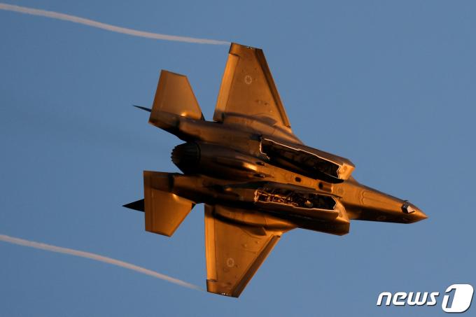 이스라엘 남부 공군기지에서 F-35 전투기가 공중 시범을 보이고 있다. 2021.06.24/ ⓒ 로이터=뉴스1 ⓒ News1 이종덕 기자