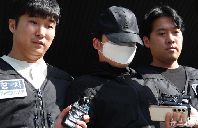 ‘교제 살인’ 의대생 최모(25)씨가 14일 오전 서울 서초구 서초경찰서에서 검찰로 구속송치되고 있다. 최씨는 지난 6일 오후 서초구 강남역 근처 건물 옥상에서 동갑내기 여자친구에게 흉기를 휘둘러 살해한 혐의를 받고 있다. 2024.5.14/뉴스1 ⓒ News1 김명섭 기자
