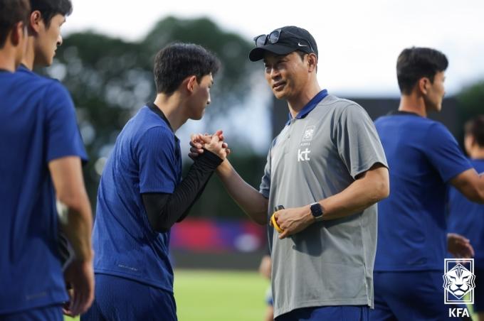 2026 북중미 월드컵 아시아 2차 예선 조별리그 C조 5차전 싱가포르전을 앞둔 한국 축구 국가대표팀 김도훈 임시 감독이 3일(현지시간) 오후 싱가포르 비샨 스타디움에서 열린 훈련에서 선수들을 격려하고 있다. (대한축구협회 제공) 2024.6.3/뉴스1