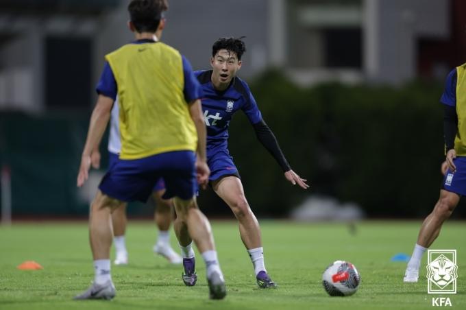 2026 북중미 월드컵 아시아 2차 예선 조별리그 C조 5차전 싱가포르전을 앞둔 한국 축구 국가대표팀 손흥민이 3일(현지시간) 오후 싱가포르 비샨 스타디움에서 훈련을 하고 있다. (대한축구협회 제공) 2024.6.3/뉴스1