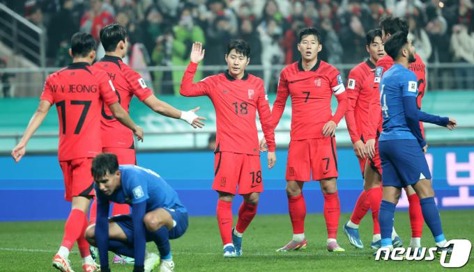 대한민국 축구대표팀 이강인이 16일 서울 마포구 서울월드컵경기장에서 열린 2026 FIFA 북중미 월드컵 아시아 지역 2차 예선 C조 조별리그 대한민국과 싱가포르의 경기에서 페널티 킥으로 팀의 다섯 번째 골을 터뜨린 후 선수들과 하이파이브를 하고 있다. 2023.11.16/뉴스1 ⓒ News1 김성진 기자