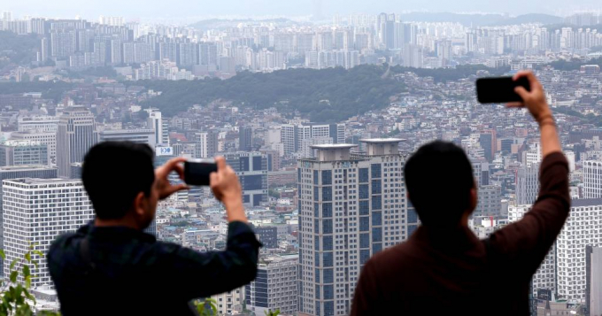 원자재 가격 인상 등의 여파로 아파트 분양가가 치솟으면서 전국 곳곳에서 지역 내 최고 분양가 기록을 갈아치우는 단지가 등장하고 있다. 사진은 서울 남산에서 바라본 서울 시내 전경. /사진= 뉴스1 