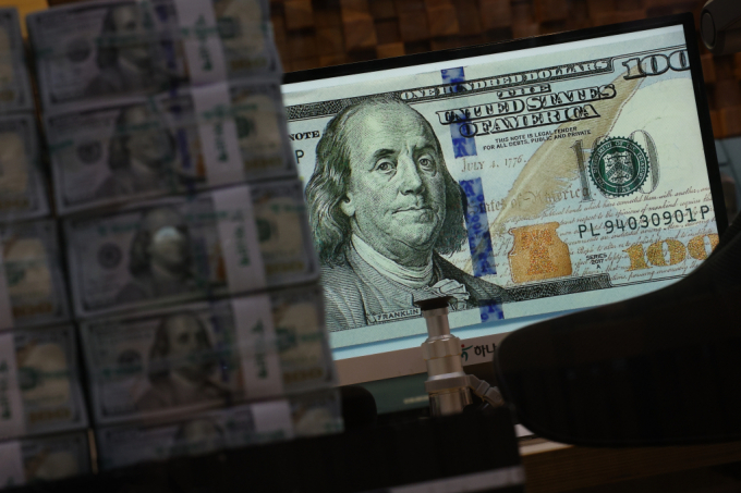 지난달 7일 서울 중구 하나은행 위변조대응센터에서 직원이 달러를 정리하고 있다.  /사진=뉴스1