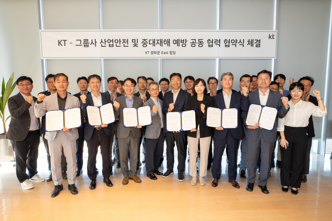 KT가 지난 4일 KT광화문빌딩 East에서 ‘KT-그룹사 공동협력 추진 회의’를 열고 산업안전 및 중대재해 예방을 위한 방안을 논의했다. KT광화문빌딩 East에서 열린 ‘KT-그룹사 공동협력 추진 회의’에서 참석자들이 기념 사진을 촬영하는 모습. /사진=KT