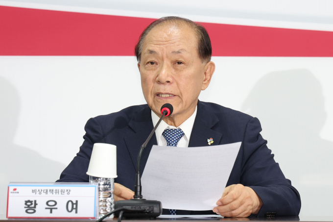황우여 국민의힘 비상대책위원장이 당 지도 체제에 대해 "당대표 선거에서 2명 정도는 최고위원으로 보내는 게 어떠냐는 말이 솔솔 나온다"고 말했다. 사진은 황 위원장이 지난 4일 서울 여의도 국민의힘 당사에서 열린 2024 총선 지원 연예인 자원봉사단 간담회에서 발언하는 모습. /사진=뉴시스 