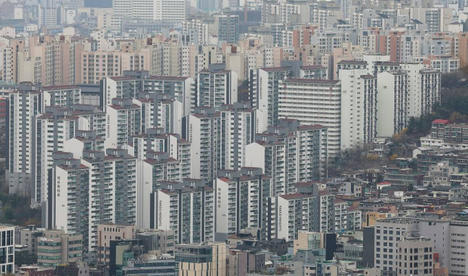 미분양 주택이 늘어나면서 무순위 청약이 증가하는 가운데 분양가와 입지에 따른 양극화가 심화되고 있다. 사진은 남산타워에서 본 아파트 단지 모습. /사진= 뉴스1 