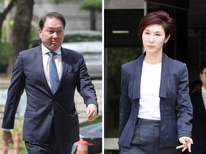최태원(왼쪽사진) SK그룹 회장이 지난달 16일 오후 서울 서초구 서울고등법원에서 열린 최태원-노소영 이혼소송 항소심 2차 변론에 출석하고 있다. 노소영 아트센터 나비 관장이 변론을 마친 뒤 법원을 나서고 있다. /사진=뉴시스 