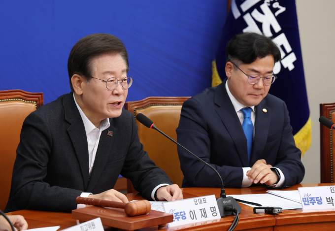 이재명 더불어민주당 대표가 윤석열 대통령의 경북 포항 영일만 석유·가스 매장 탐사를 정부 예산으로 하는 것이 맞는지 의문을 표했다. 사진은 이 대표(왼쪽)가 5일 서울 여의도 국회에서 열린 최고위원회의에서 모두발언하는 모습. /사진=뉴시스
