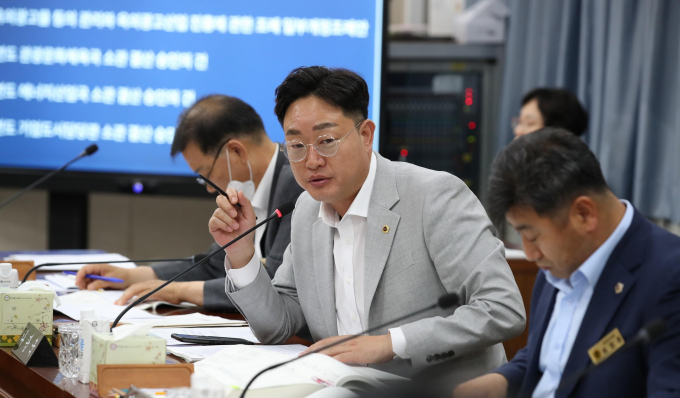                        나광국 의원(더불어민주당‧무안2)이 상임위원회 회의에서 질의를 하는 모습/전남도의회