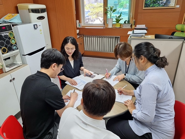 봉화군 관계자들이 한 의료기관에 대한 점검을 하고 있다./사진제공=경북 봉화군