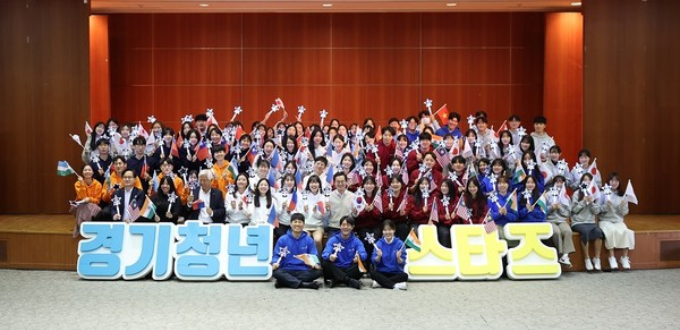 지난해 11월 7일 경기아트센터에서 열린 경기청년 해외 취창업 기회 확충 사업 발대식에서 김동연 경기도지사 등 참석자들이 기념촬영을 하고 있다. / 사진제공=경기도