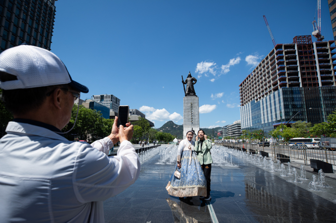 6일 전국이 대체로 맑을 것으로 보인다. 사진은 지난달 16일 서울 광화문광장을 찾은 관광객들이 기념 촬영을 하는 모습. /사진=뉴스1