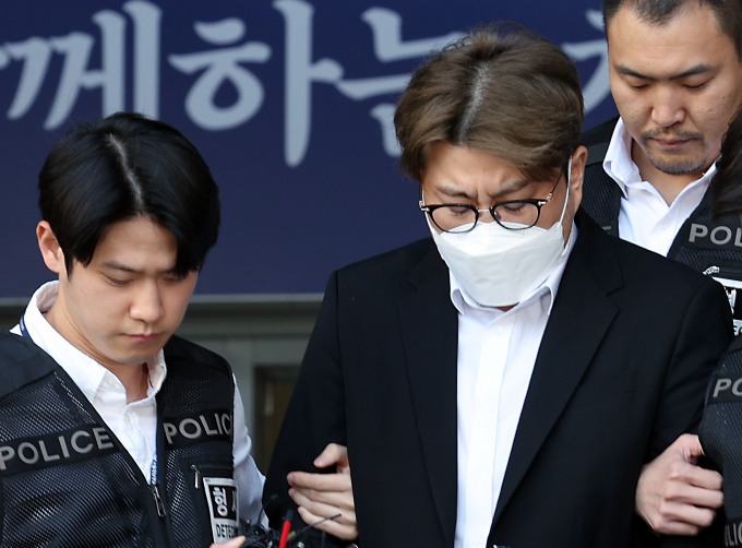 음주 뺑소니 혐의로 구속된 트로트 가수 김호중(33)이 서울구치소의 독방에 수감 중인 것으로 알려졌다. 사진은 지난달 31일 서울 강남경찰서에서 나와 검찰로 구속 송치된  '음주 뺑소니' 혐의를 받는 트로트 가수 김호중. /사진=뉴스1