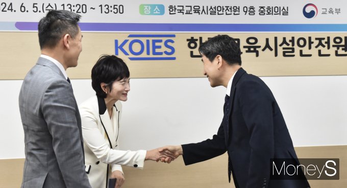 ▲ 인텔 관계자들과 인사 나누는 이주호 사회부총리(교육부 장관)