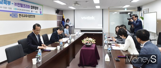 [머니S포토] 교육부·인텔코리아, 디지털 '교실 혁명' 실현위해 협력