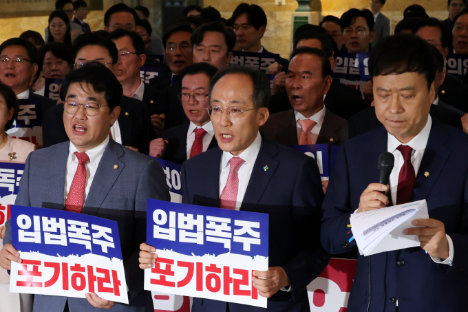 국민의힘이 제22대 전반기 국회의장단 선출 표결에 불참하며 국회 로텐더홀에서 규탄대회를 열었다. 사진은 추경호 국민의힘 원내대표(맨앞 가운데)와 국민의힘 의원들이 5일 서울 여의도 국회 로텐더홀에서 야당의 국회의장단 선출을 위한 본회의 강행 처리를 규탄하는 모습. /사진=뉴시스