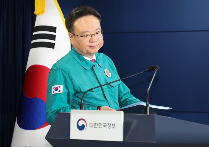 의료계 일부에서 사직서를 수리하지 않고 복귀하는 전공의들은 처벌을 받을 수 있다는 자료가 유포되자 보건복지부는 이는 사실이 아니라고 밝혔다.사진은 조규홍 보건복지부 장관이 지난 4일 서울 종로구 정부서울청사에서 열린 의료개혁 관련 현안 브리핑을 하기 위해 입장하는 모습. /사진=뉴스1
