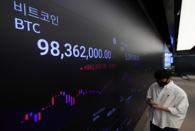  5일 오후 서울 강남구 업비트 고객센터 전광판에 상승을 보이며 9800만원을 돌파한 비트코인 시세가 나타나고 있다.  /사진=뉴시스