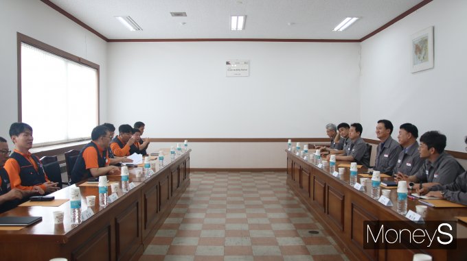 정일택 금호타이어 대표와 박래필 금속노조 광주전남지부 수석부지부장 등 노사 관계자들이 5일 금호타이어 광주공장에서 '2024년 단체교섭' 상견례를 갖고 있다/사진=금호타이어 제공.  