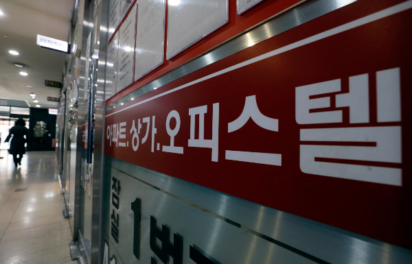 서울 오피스텔 평균 월세가 1년 사이 12.3% 오른 89만3000원으로 조사됐다. 사진은 서울시내 한 공인중개업소. /사진= 뉴시스 