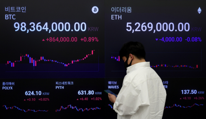 5일 오후 서울 강남구 업비트 고객센터 전광판에 상승을 보이며 9800만원을 돌파한 비트코인 시세가 나타나고 있다.  /사진=뉴시스