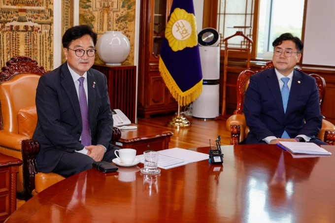 우원식 신임 국회의장이 추경호 국민의힘 의원에게 오는 7일까지 상임위원 배정안을 제출하라고 말했다. 사진은 우 의장(왼쪽)이 5일 서울 여의도 국회의장실에서 박찬대 더불어민주당 원내대표와 함께 추 원내대표를 기다리는 모습. /사진=뉴스1
