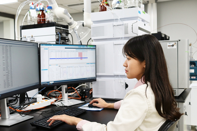 오뚜기 연구원이 식품안전과학연구소에서 첨단 장비로 분석하고 있다. /사진=오뚜기