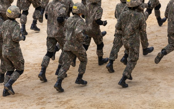 시민단체가 군기훈련을 받다가 쓰러져 사망한 육군 훈련병 사건과 관련, 육군 12사단 간부들을 직무유기 등 혐의로 경찰에 고발했다. 사진은 기사의 이해를 돕기 위한 자료사진. / 사진= 이미지투데이