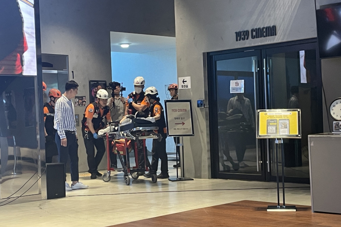 음악역 1939 이용객의 승강기 갇힘 사고를 가정한 ‘승강기 사고 대응 합동훈련’ 현장. /사진제공=가평군