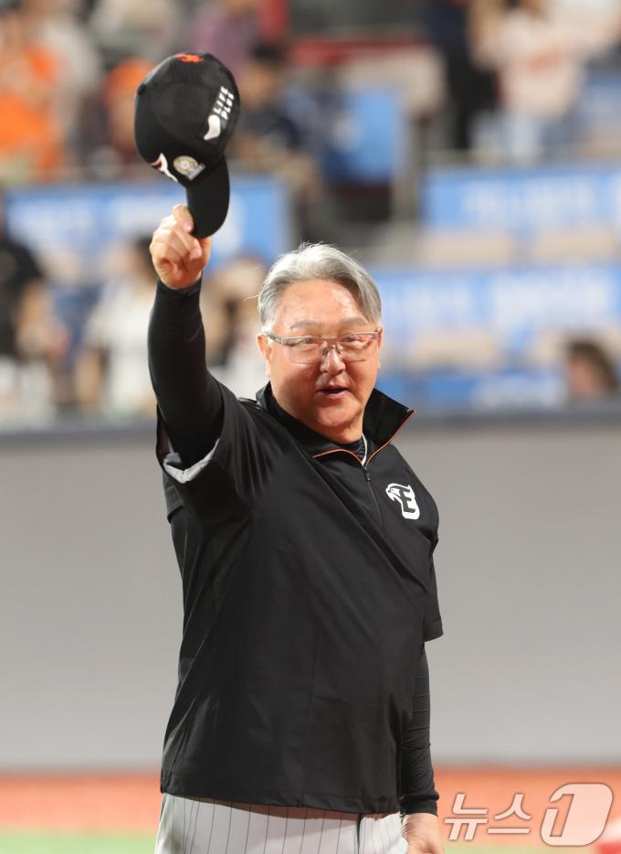 김경문 한화 이글스 신임 감독이 4일 오후 경기 수원시 장안구 KT위즈파크에서 열린 '2024 신한 SOL 뱅크 KBO리그' 한화 이글스와 KT 위즈의 경기 종료 후 관중들에게 인사하고 있다. 2024.6.4/뉴스1 ⓒ News1 김영운 기자