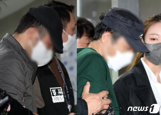 우리은행에서 회삿돈을 횡령한 직원 A씨(왼쪽)와 공모한 친동생 B씨가 6일 오전 서울 중구 남대문경찰서에서 검찰로 송치되고 있다. 2022.5.6/뉴스1 ⓒ News1 이승배 기자