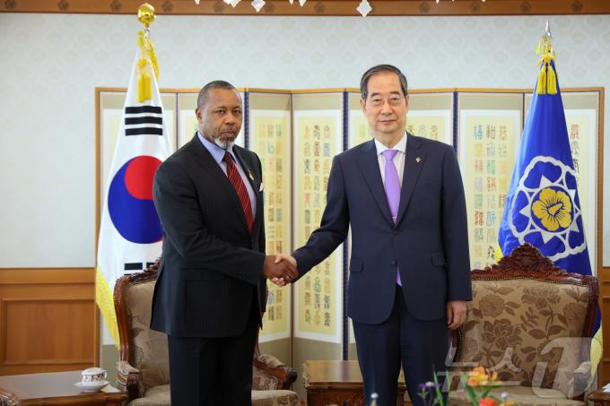 [사진] 한덕수 총리, 말라위 부통령 접견