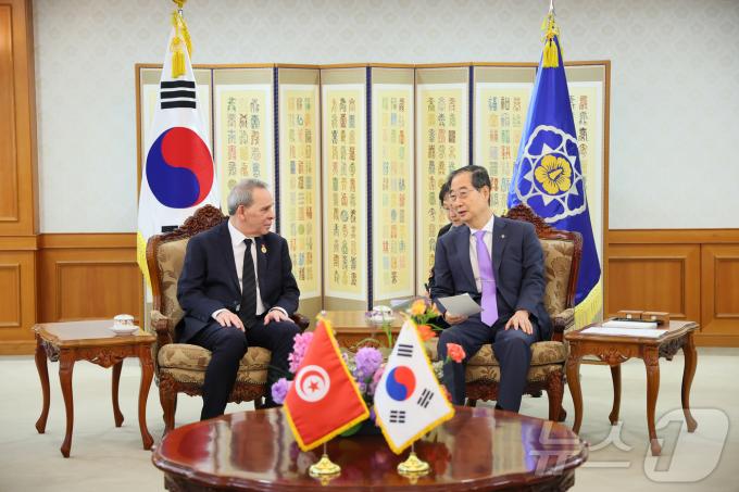 [사진] 한덕수 총리, 튀니지 총리 접견