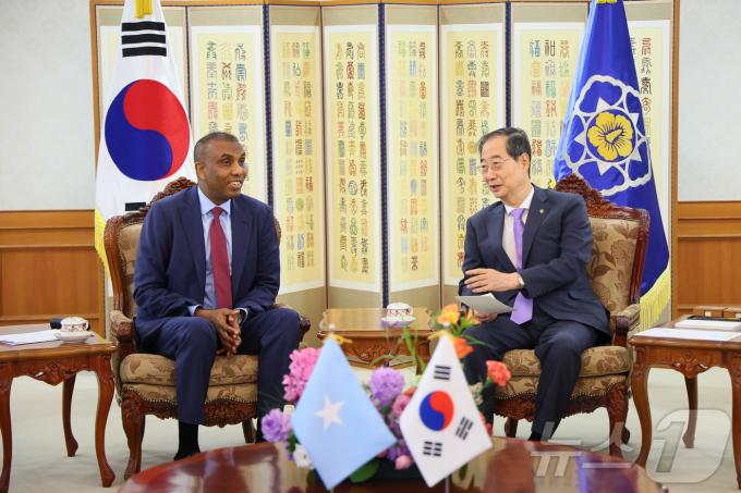 [사진] 한덕수 총리, 튀니지 총리 접견