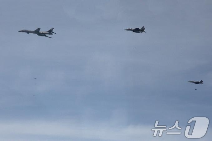 [사진] 한미공군, 한반도서 JDAM 투하 훈련