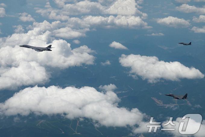 [사진] '죽음의 백조' 美 B-1B 전략 폭격기, 한반도 전개