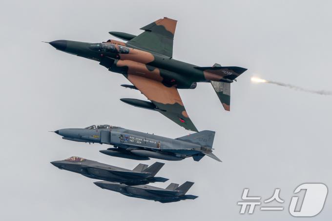 [사진] 선회기동 선보이는 F-4E 팬텀